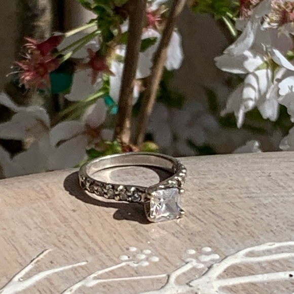 Stunning Sterling Silver Princess Cut Cubic Zirconia  Engagement Ring - Picture 12 of 12